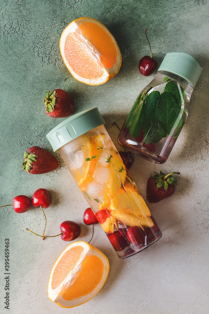 一瓶瓶以浆果和柑橘为背景的浸泡水