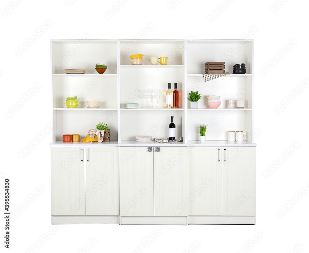 白色背景的现代厨房搁板单元