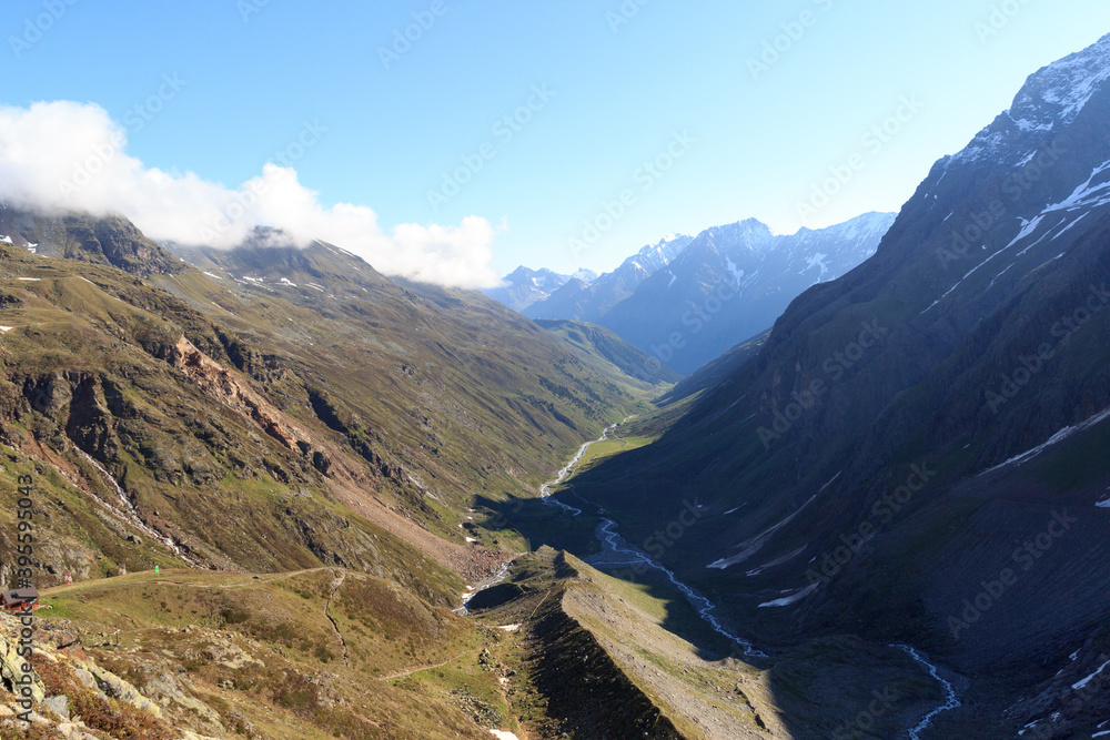 奥地利蒂罗尔阿尔卑斯山脉的山谷和山脉全景