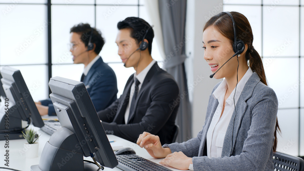 亚洲呼叫中心团队、客户服务、穿着正装戴耳机或耳机通话的电话销售