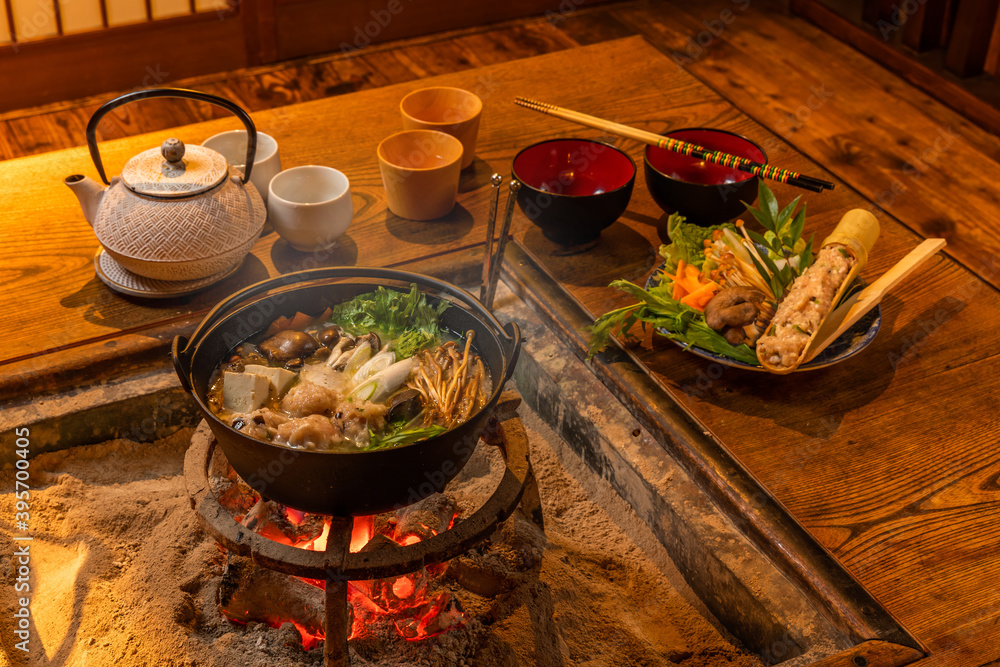 囲炉裏でなべ料理　Chicken hot pot made in Japanese hearth