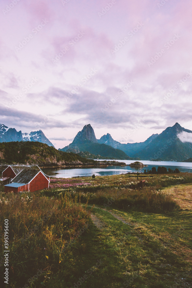 挪威的传统村庄，峡湾上方的日落景观山脉和洛的红房子乡村