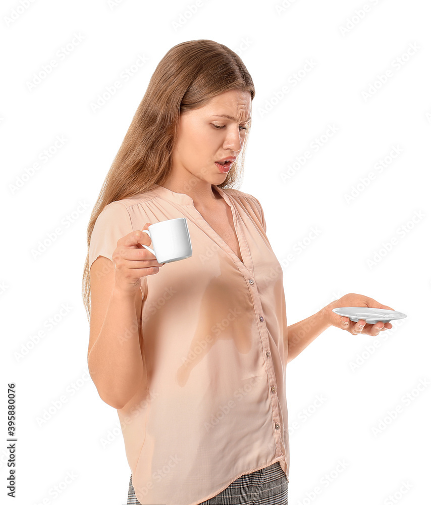 压力重重的年轻女子，白底衬衫上有咖啡渍