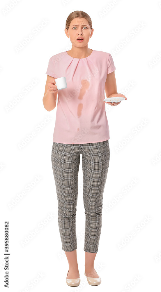 压力重重的年轻女子，白底衬衫上有咖啡渍