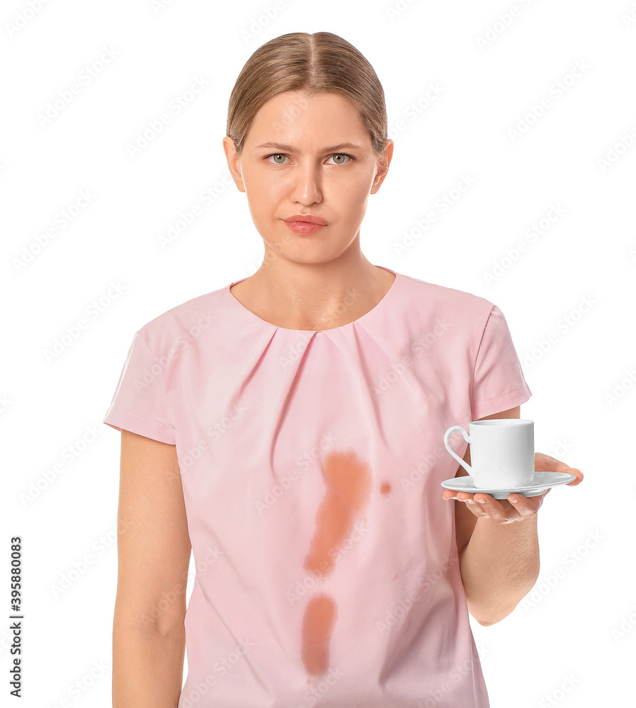 白底t恤上有咖啡渍的年轻女子