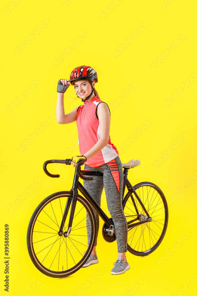 彩色背景自行车的女自行车手