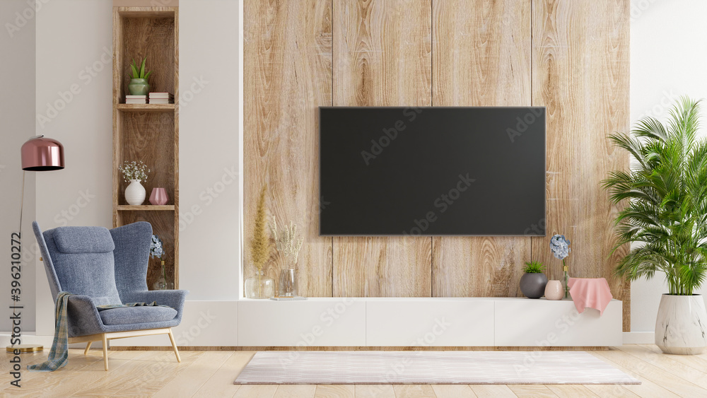 客厅木墙上的智能电视，扶手椅，简约设计。