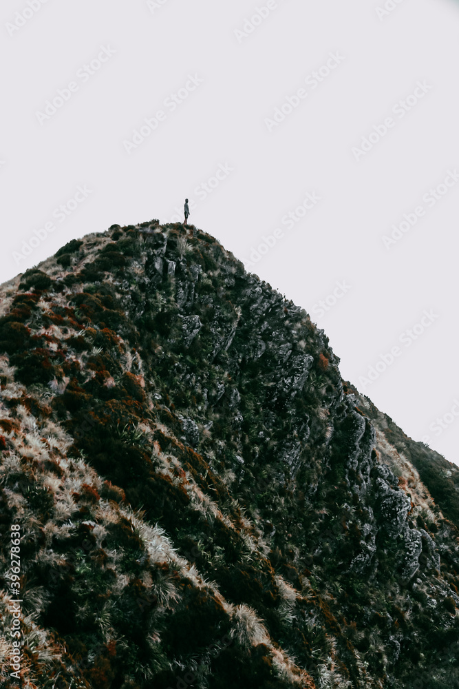 一个孤独的人站在山峰上的情景