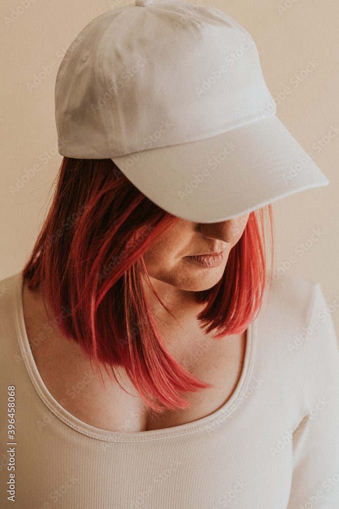 戴白帽子的粉红色头发女人模型
