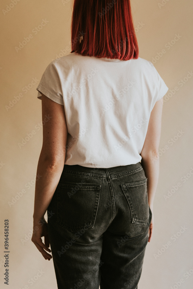 女性白色t恤黑色牛仔裤工作室拍摄