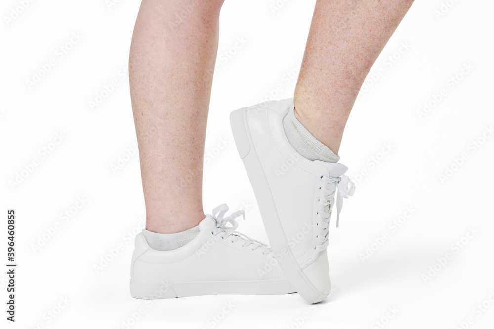 白色跑鞋运动服装女性时尚