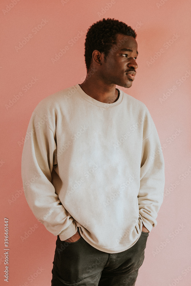 非裔美国人穿着粉色背景的白色毛衣模型