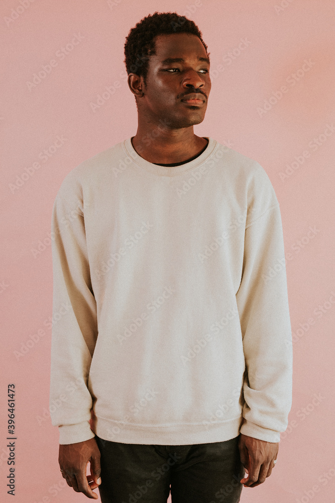 非裔美国男子穿着粉色背景的白色毛衣模型