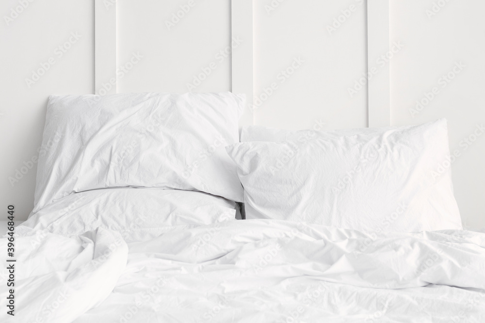 白色卧室床上的白色床单