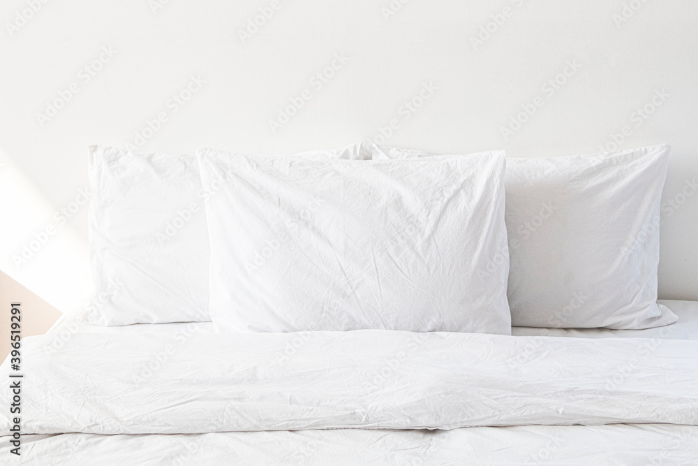 白色卧室床上的白色床单