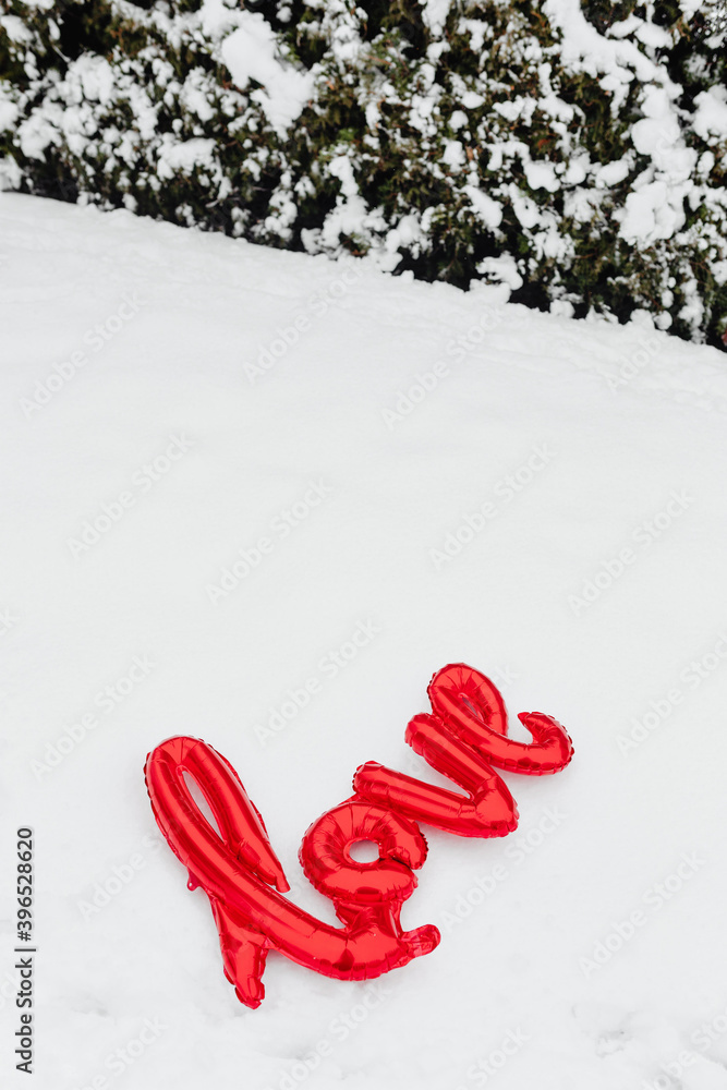 雪地上的红色爱心气球词