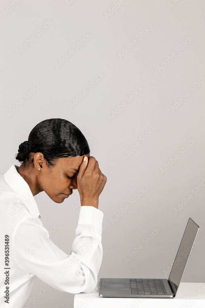 使用笔记本电脑的压力重重的黑人女性