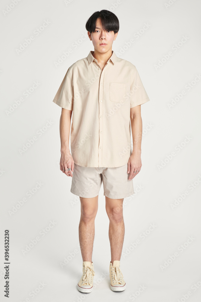 穿着米色衬衫的亚洲男子模型