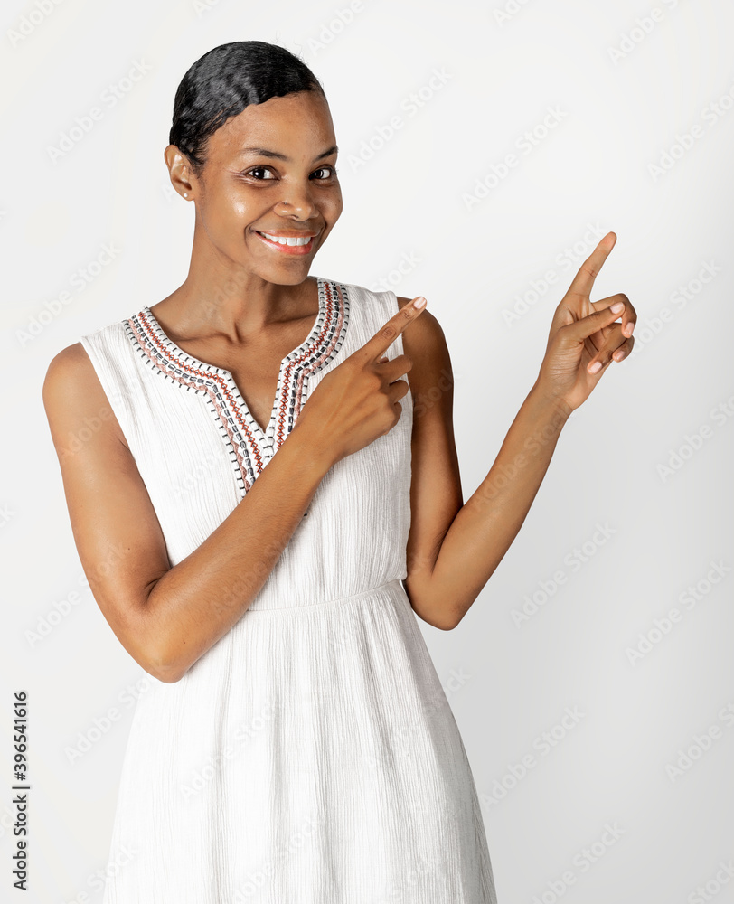 快乐的黑人女人穿着白色连衣裙向前指