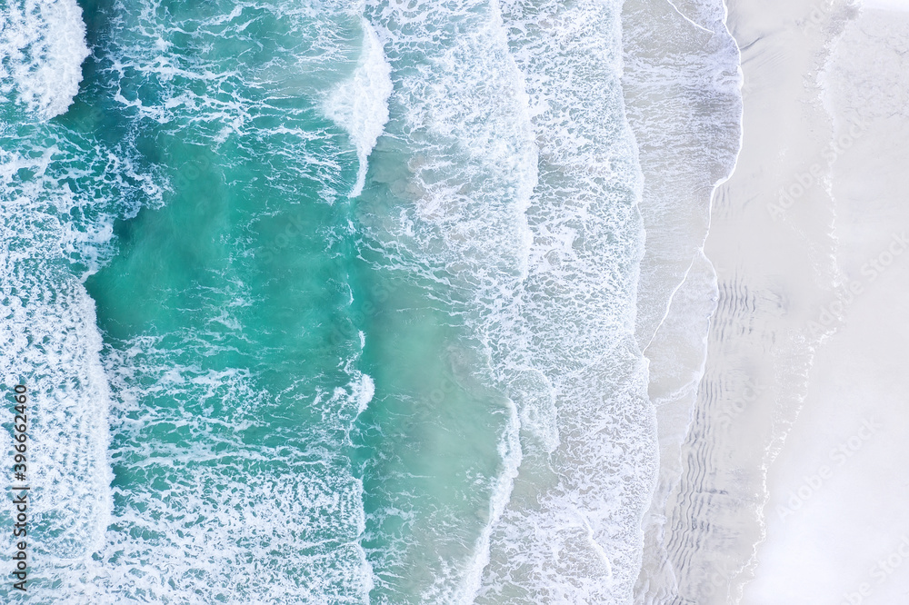 从俯视图中可以看到以海浪为背景的海岸。无人机拍摄的蓝色海水背景。夏日海景fr