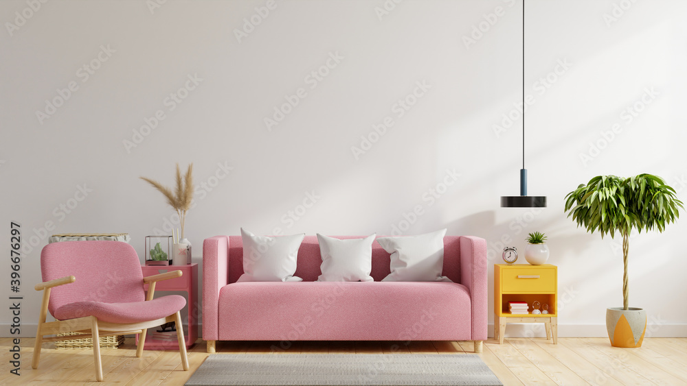 明亮舒适的现代客厅内部有粉色沙发、扶手椅和带白墙背景的灯
