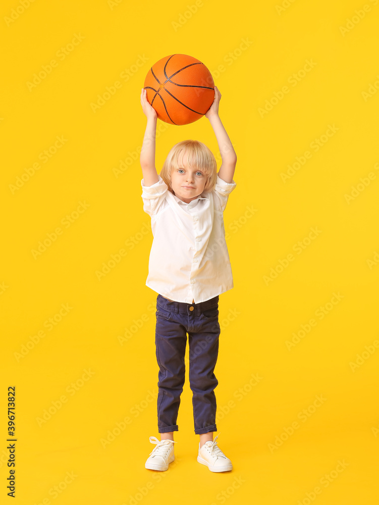 可爱的运动男孩，彩色背景上有篮球