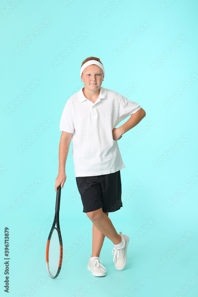 彩色背景带网球拍的运动少年