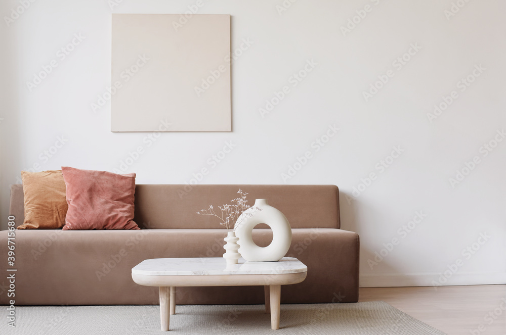 白色墙上的空白相框模型。白色客厅设计。现代斯堪的纳维亚风格的视图