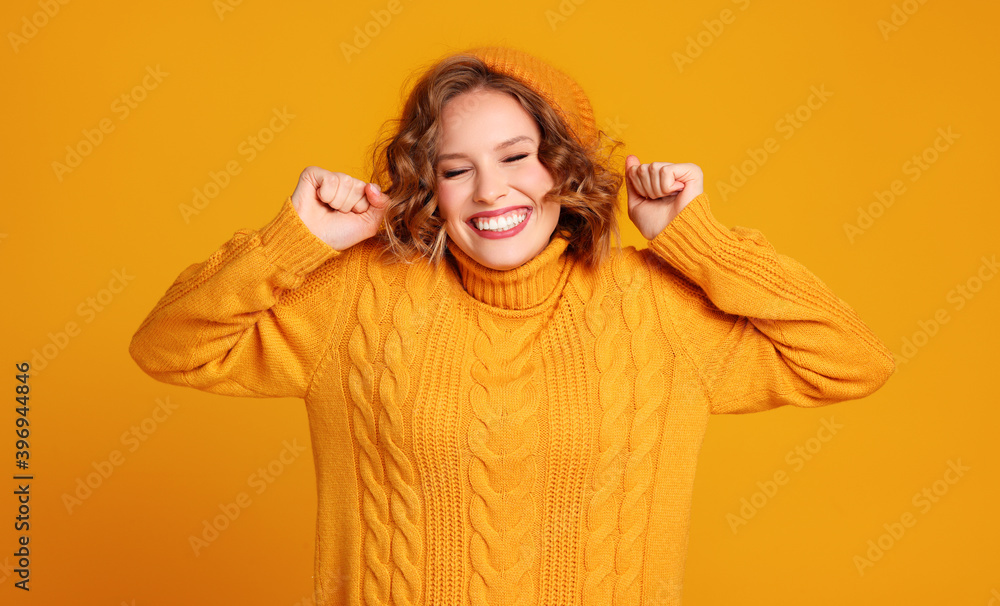 激动时尚的女性在五颜六色的黄色背景下微笑和喜悦