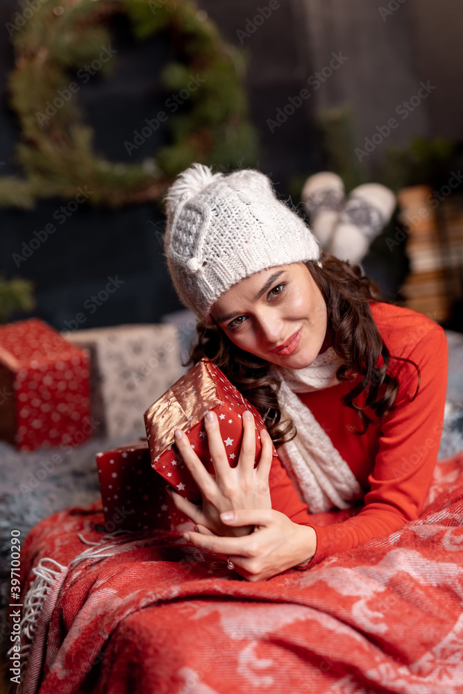 圣诞节、新年、寒假概念：年轻快乐微笑的女士拿着很多包装好的gif