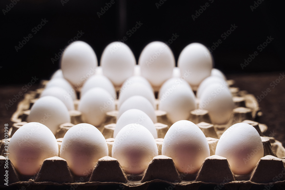 黑色背景包装的鸡蛋。农民有机产品。天然蛋白质。特写。