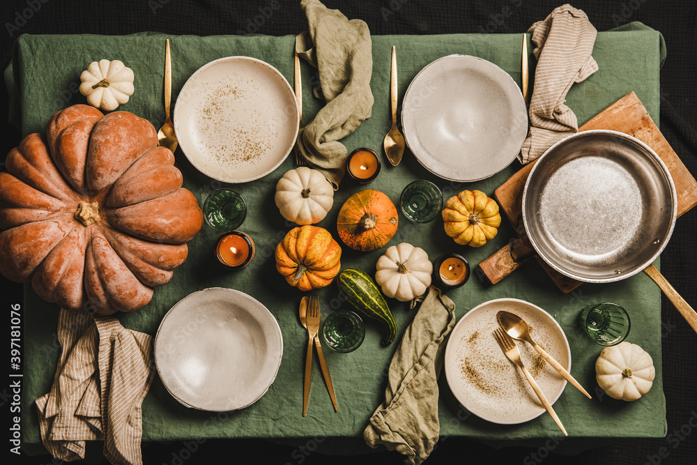 家庭晚餐、朋友聚会或感恩节庆祝活动的秋季餐桌。平躺
