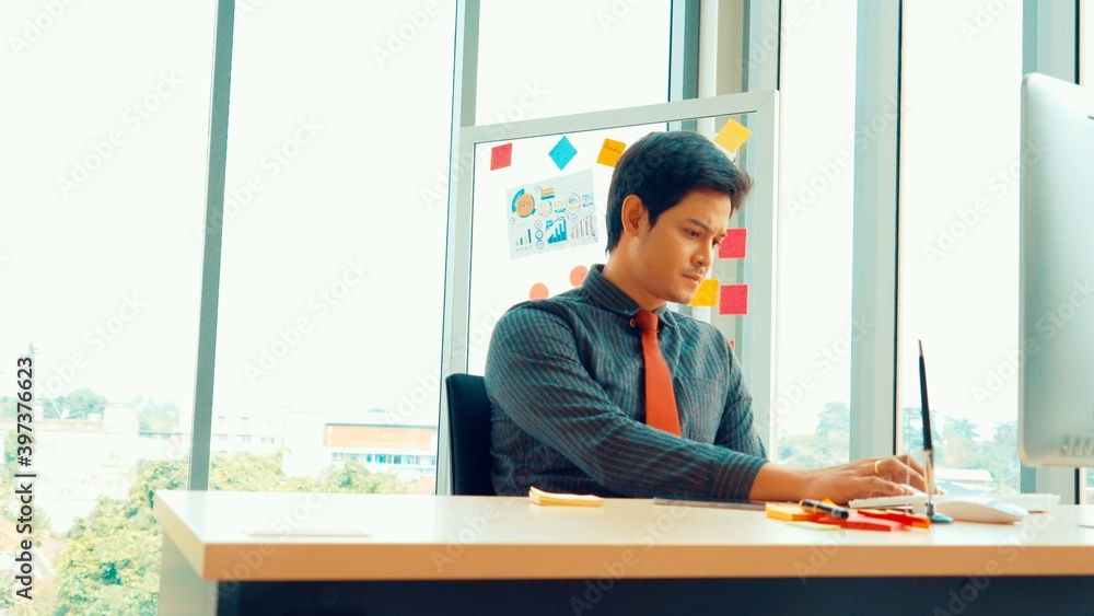 商务人士在现代办公室的桌子旁工作，同时分析财务数据报告。