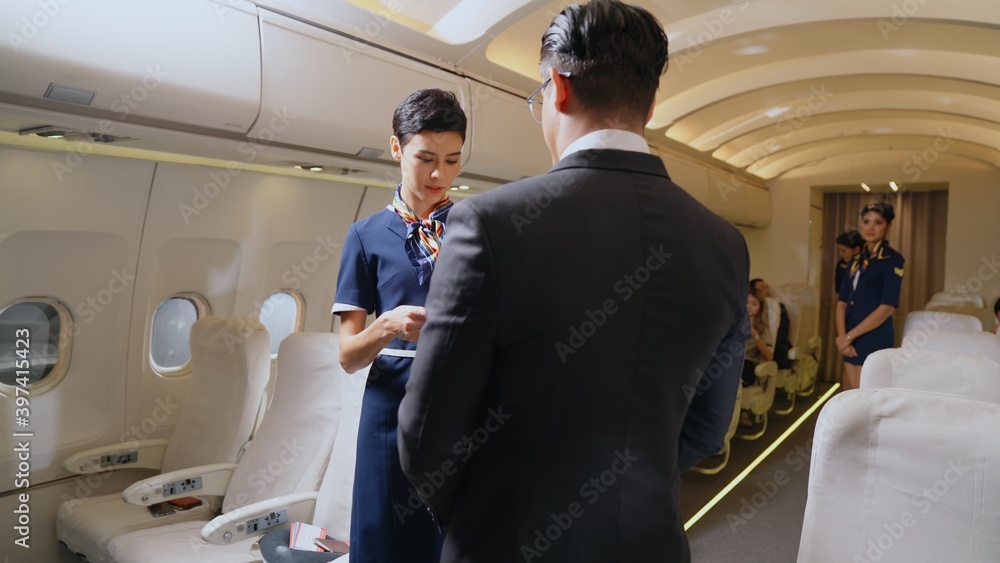 机组人员在飞机上迎接乘客。航空运输和旅游概念。
