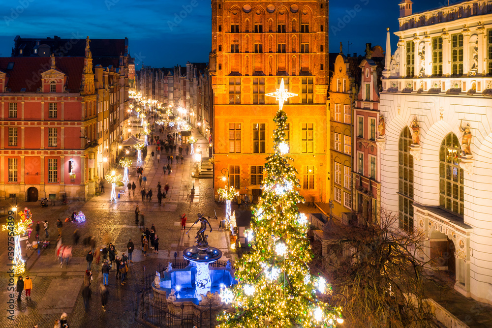 波兰格但斯克老城黄昏时的圣诞树和装饰品