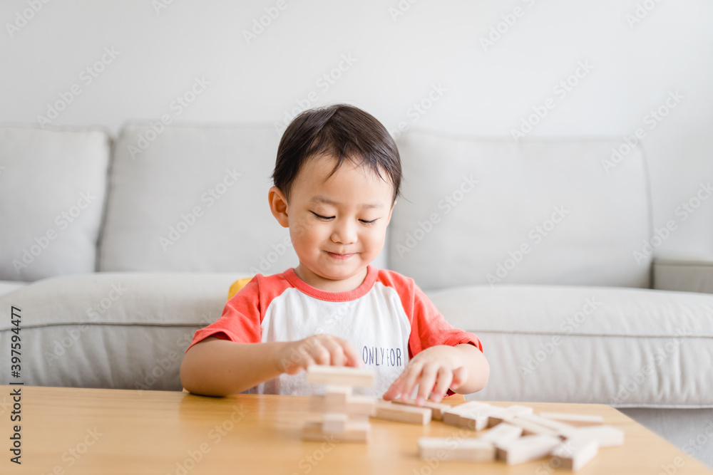 3岁男孩。更古怪的孩子和妈妈玩很多木制玩具块。孩子玩教育