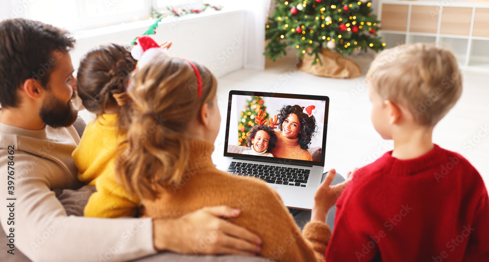 快乐的一家人在圣诞节假期进行视频通话。