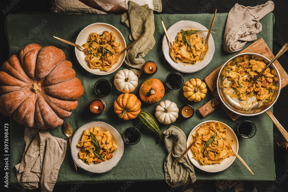 为聚会或感恩节庆祝派对准备的秋季晚餐。黄油南瓜过去了