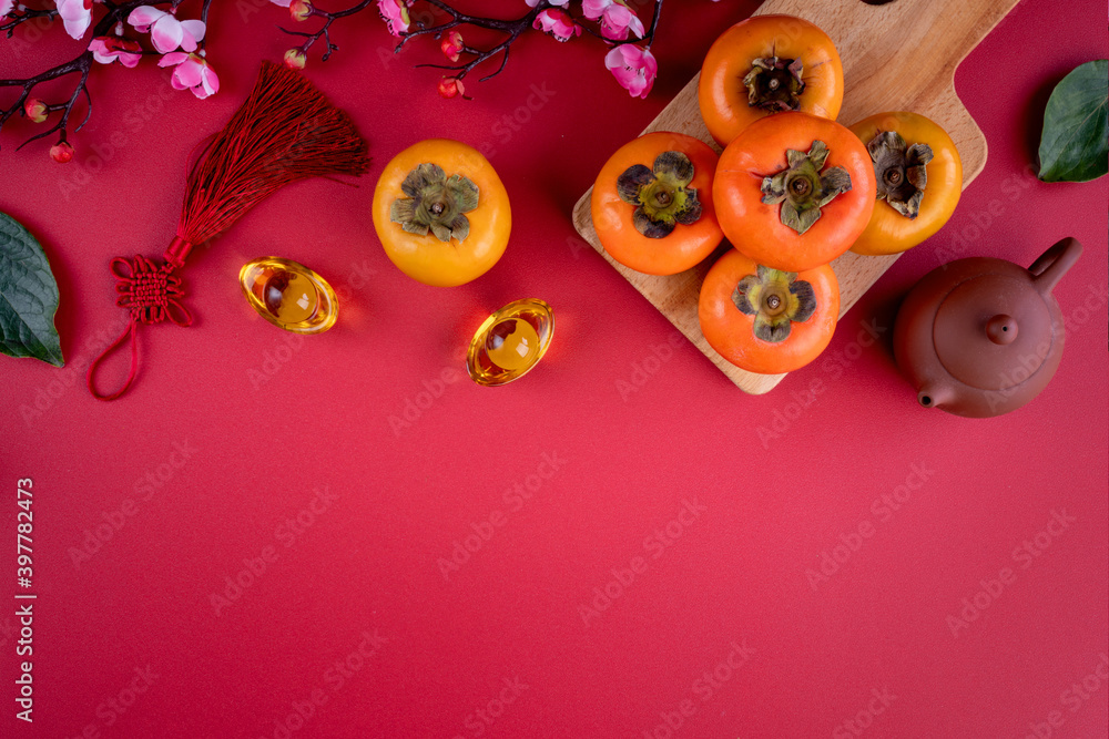 中国农历新年红桌背景鲜甜柿子俯视图