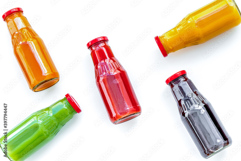 白色背景俯视模型上的减肥饮料用瓶装蔬菜和果汁