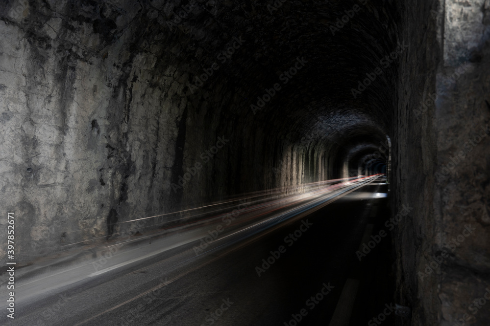 长时间曝光，黑暗山区隧道中的汽车灯光轨迹