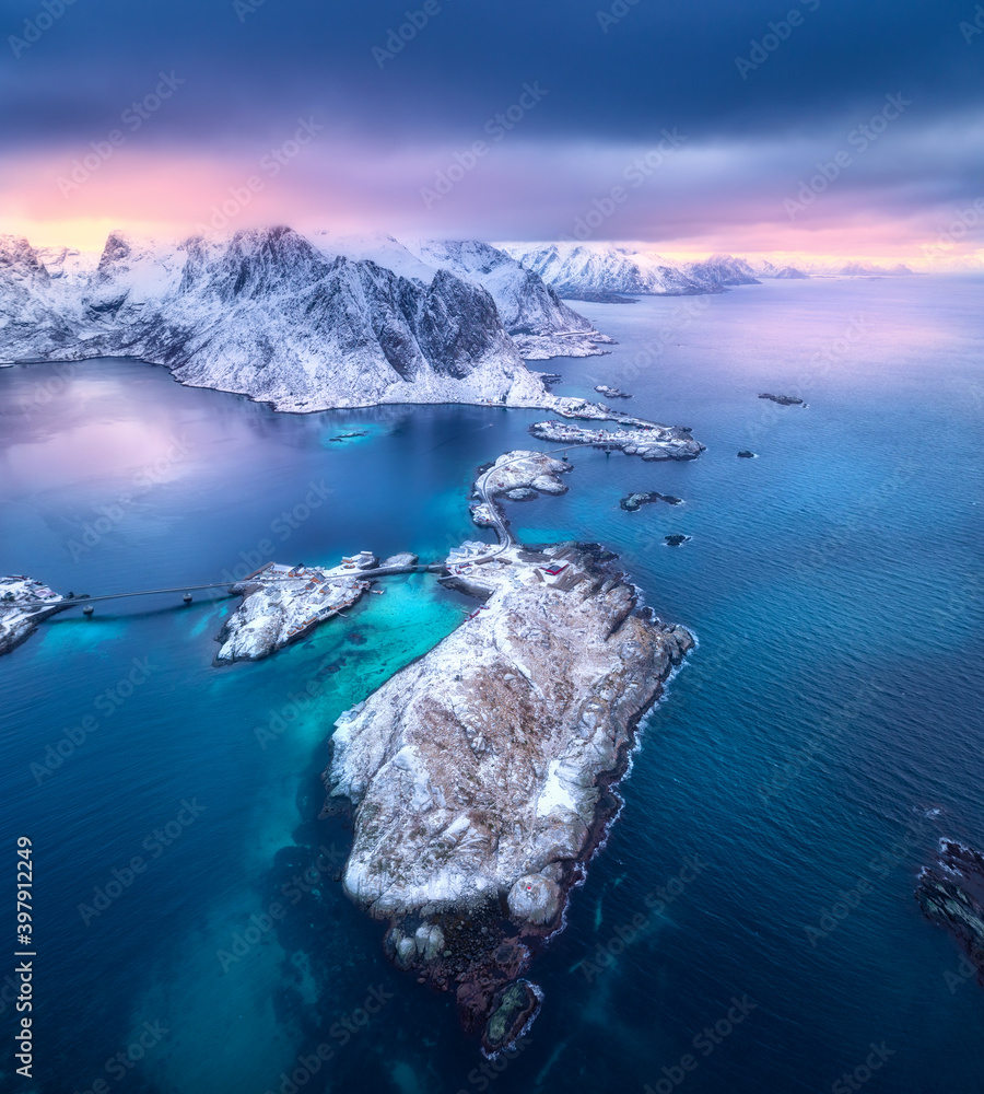 挪威罗弗滕群岛冬季日落时哈姆诺伊的鸟瞰图。蓝色的风景