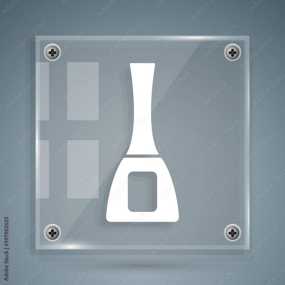 白色指甲油瓶图标隔离在灰色背景上。方形玻璃面板。矢量。