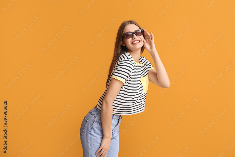 快乐的女人，彩色背景上戴着时尚的太阳镜