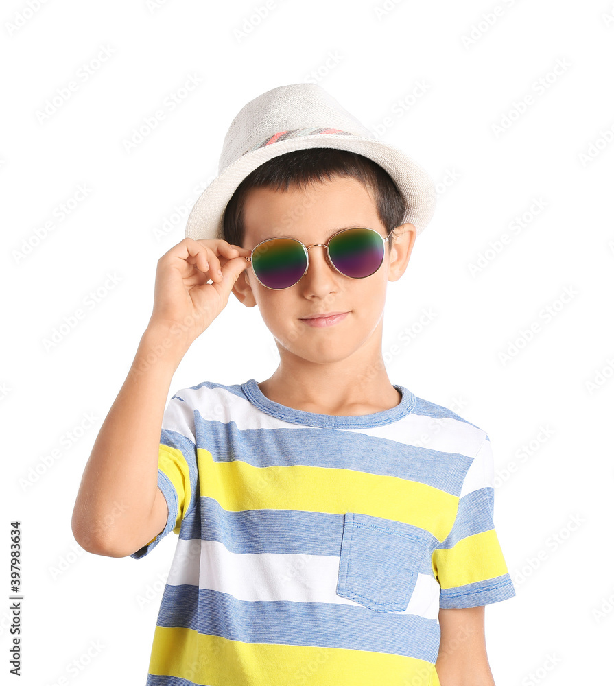 可爱的男孩在白色背景下戴着时尚的太阳镜