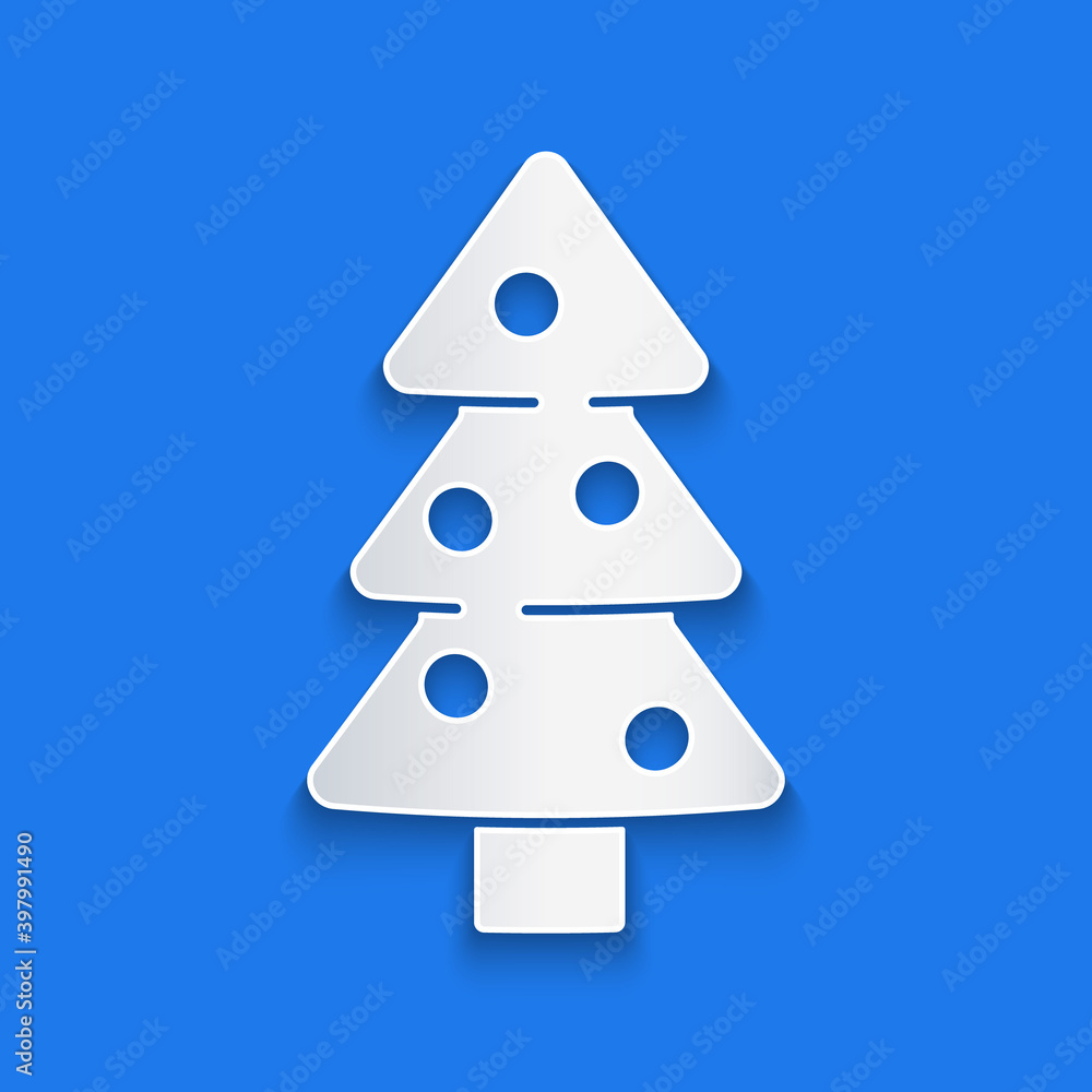 蓝色背景上有装饰图标的剪纸圣诞树。圣诞快乐