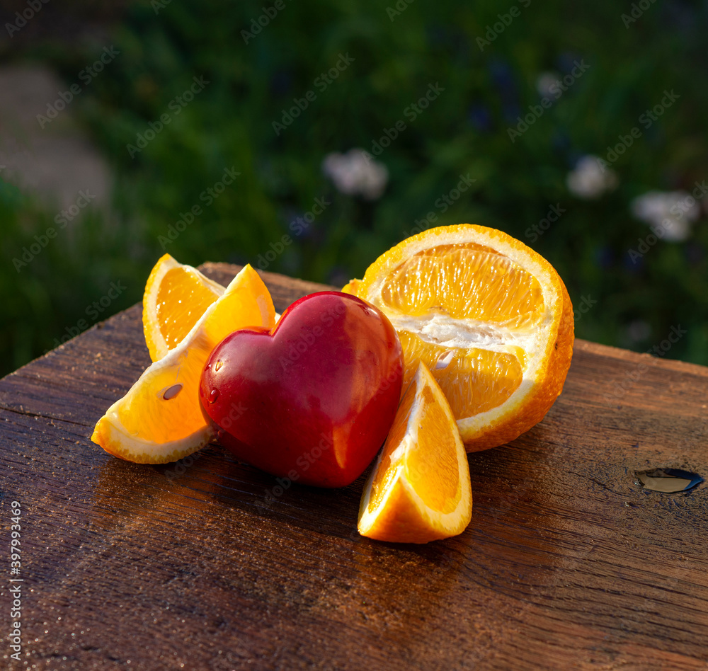 木桌上的新鲜有机橙子