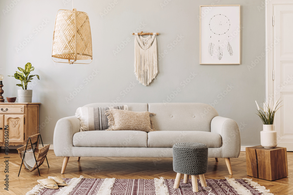 灰色沙发、咖啡桌、镜框、植物、地毯和家具的现代室内设计理念