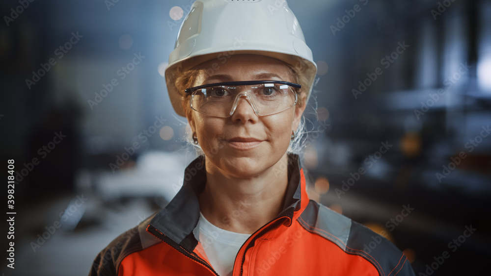 一位身穿制服、戴着眼镜和安全帽的专业重工业工程师的肖像