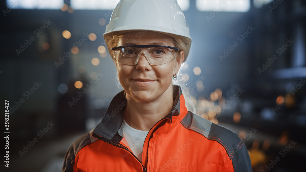 穿着制服、戴着眼镜和安全帽的专业重工业工程师的肖像